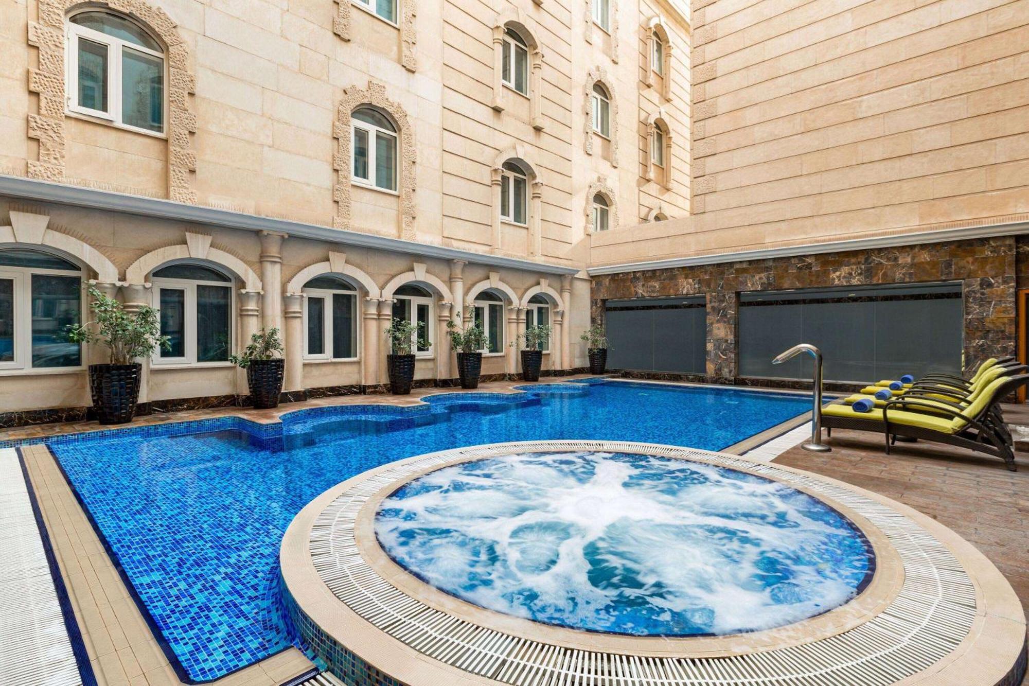 Grand Regency Doha, Trademark Collection By Wyndham Zewnętrze zdjęcie The swimming pool at the hotel