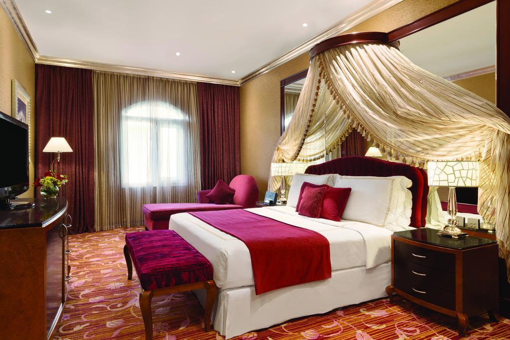 Grand Regency Doha, Trademark Collection By Wyndham Zewnętrze zdjęcie A bedroom at the Jumeirah Emirates Towers Hotel